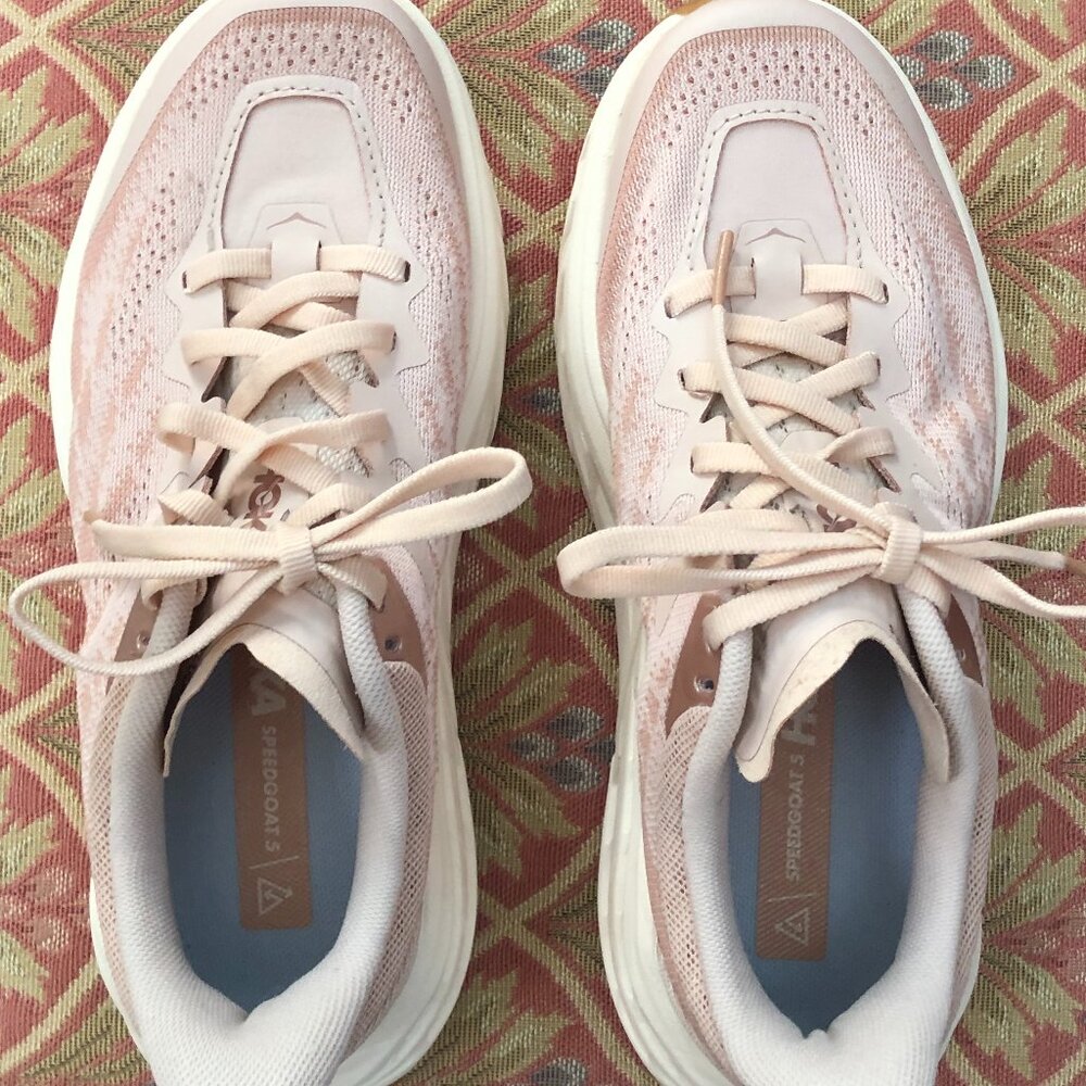 HOKA SPEEDGOAT 5 LOW TOPS - SIZE 5.5